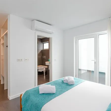 Villa Ereza Royal Family Hoopoe 119 *